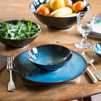 LUNA table setting – dinner plate (26cm) and soup bowl (15cm), with salad/fruit bowl (27cm) and pasta bowl (19cm) in background