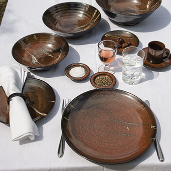 SIENNA – table setting: dinner plate (26cm), side plate (19cm), with desssert bowl (11.5cm), soup bowl (15cm), pasta bowl (19cm) and salad/fruit bowl (27cm) in background